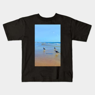 Three birds at the Beach Kids T-Shirt
